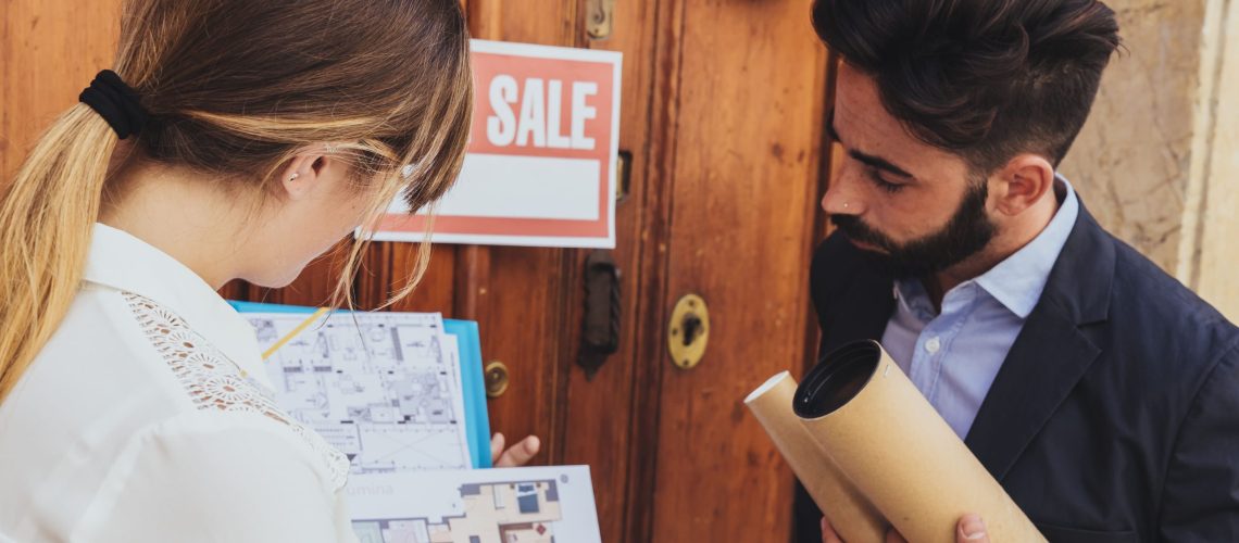 workmates-looking-house-s-plans (1)